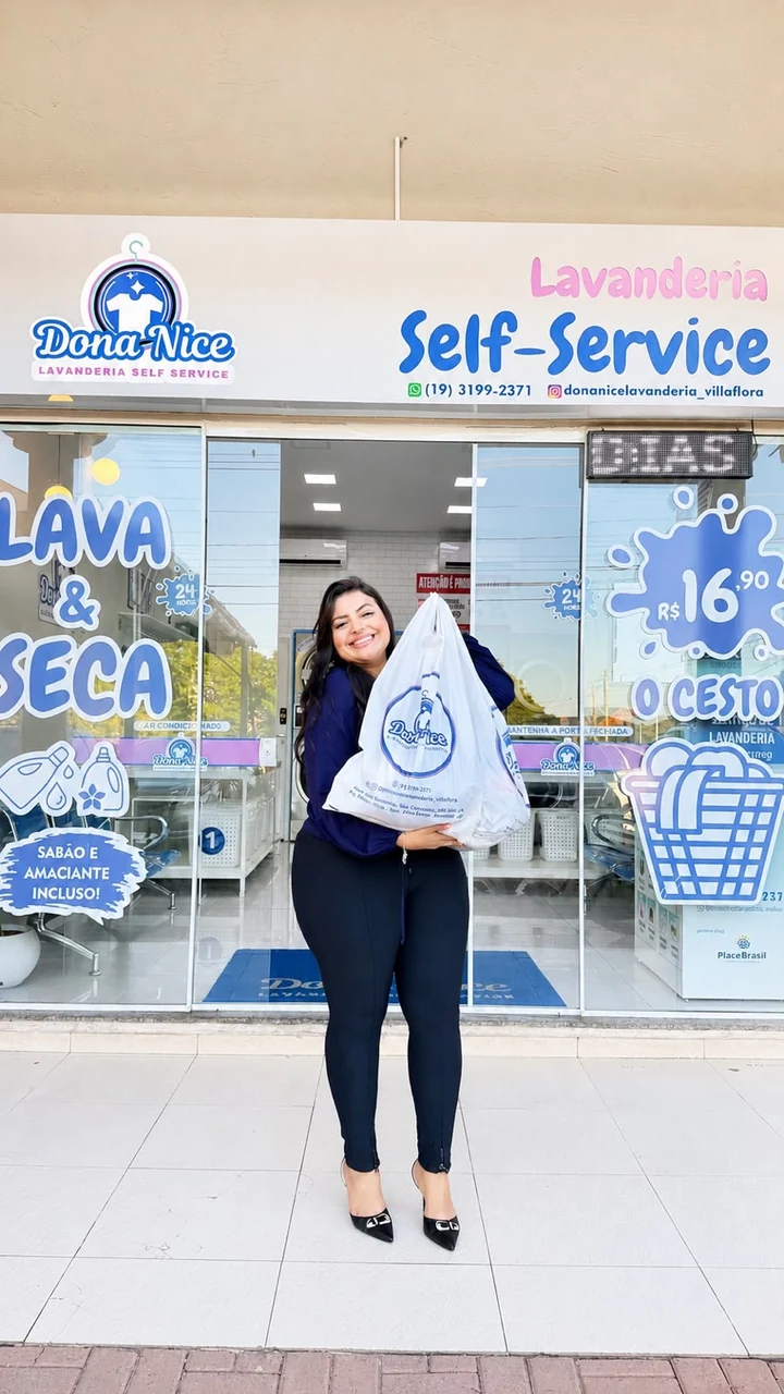 Priscila com uma encomenda da Dona Nice em frente à lavanderia
