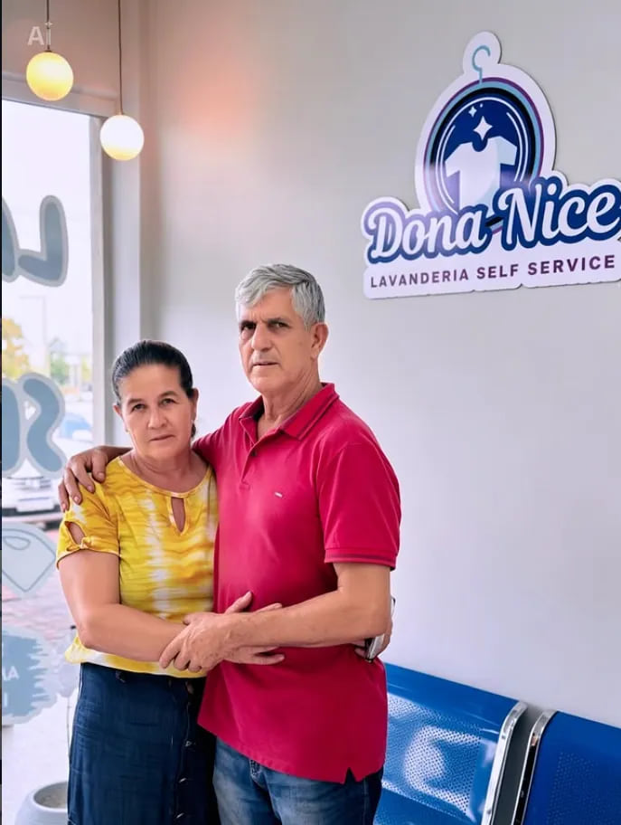 Proprietários da Dona Nice Lavanderia dentro da unidade