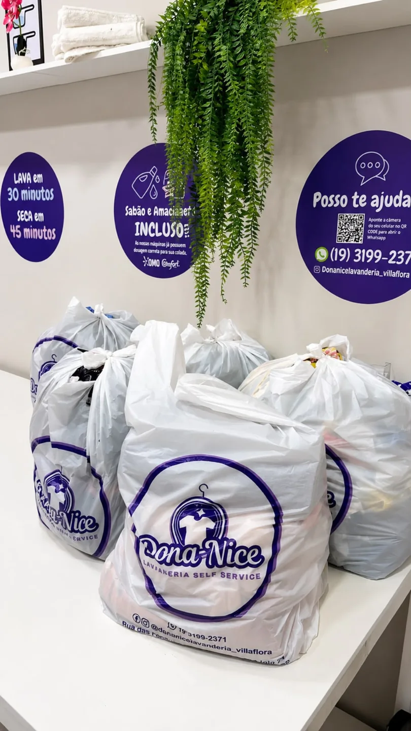 Foto da área da Dona Nice com roupas identificadas e aviso de sabão OMO e amaciante Comfort inclusos